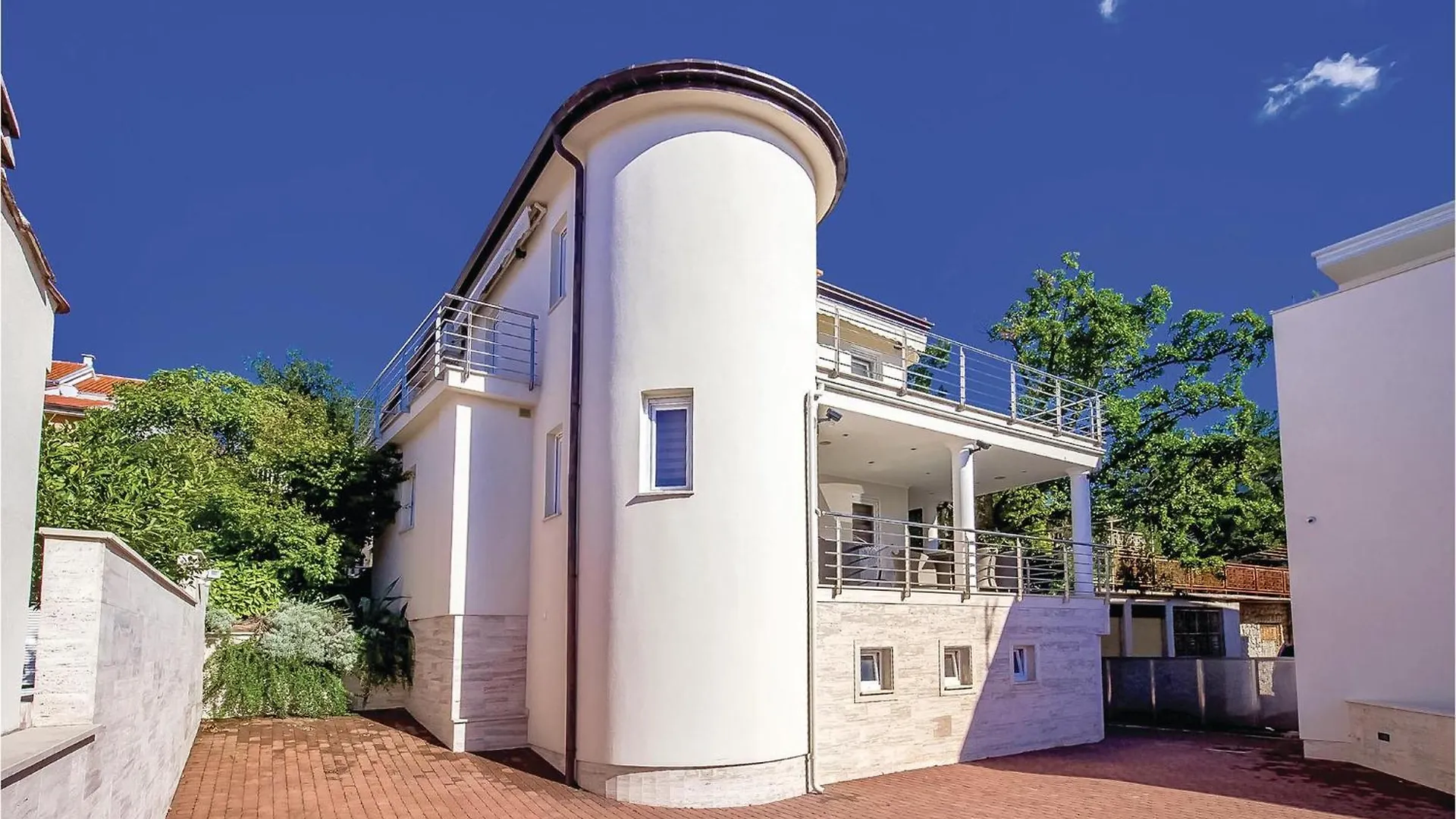 2 Bedroom Lovely Apartment In Crikvenica 0*,